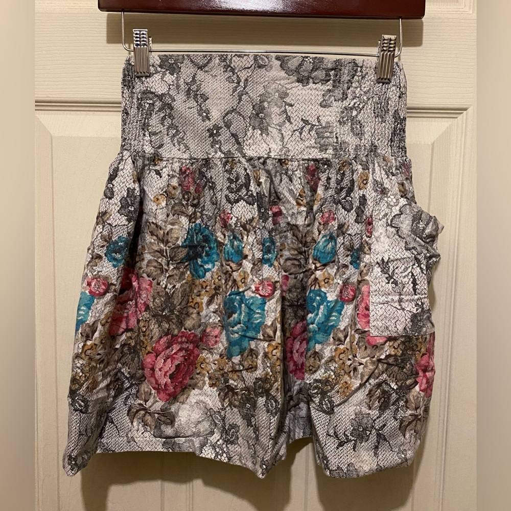 Floral & Lace print Skirt with Pockets! GUC Size Small